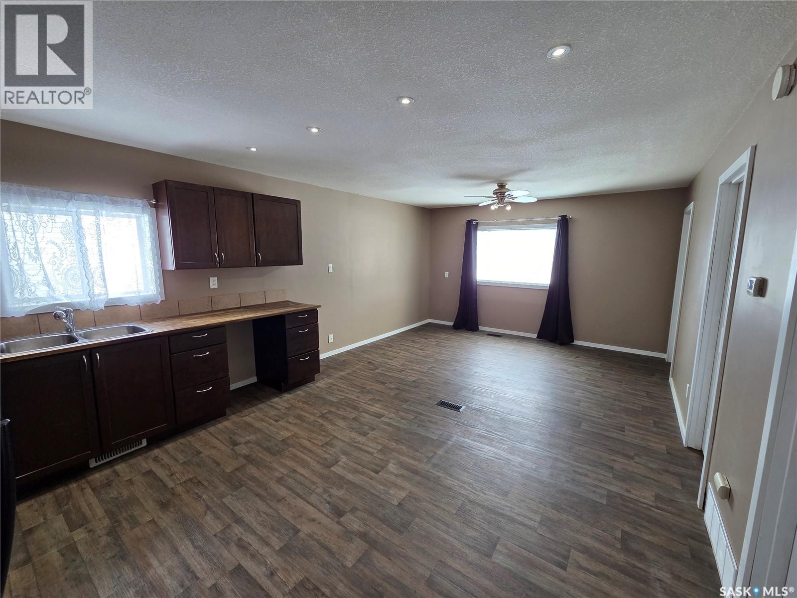 26 Fraser Street, Manor, Saskatchewan  S0C 1R0 - Photo 11 - SK029272