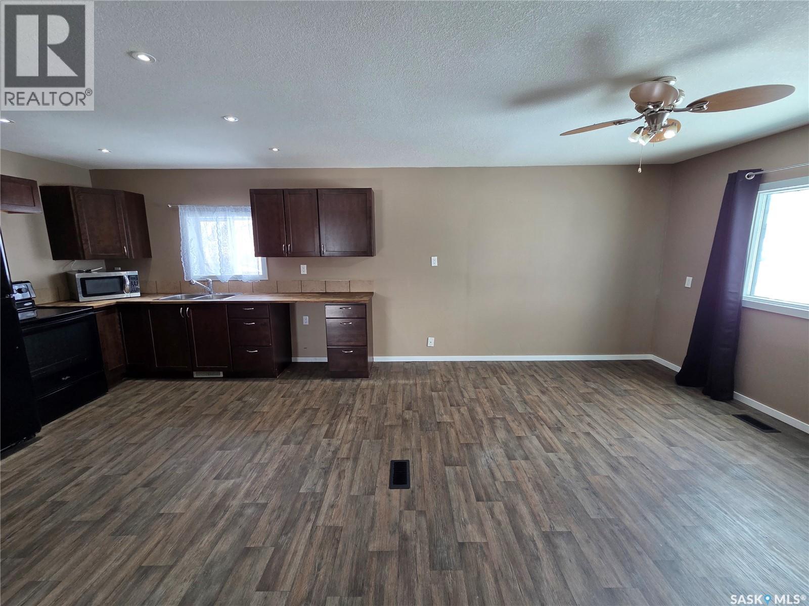 26 Fraser Street, Manor, Saskatchewan  S0C 1R0 - Photo 13 - SK029272