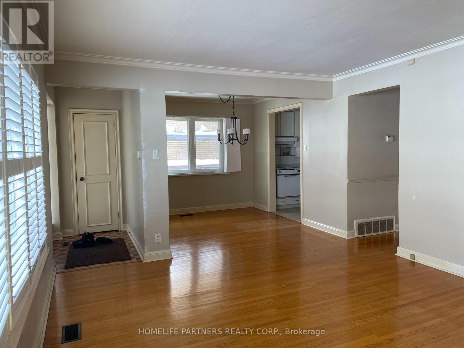 3 Ridge Point Crescent, Toronto, Ontario  M6M 2Z7 - Photo 3 - W12824760