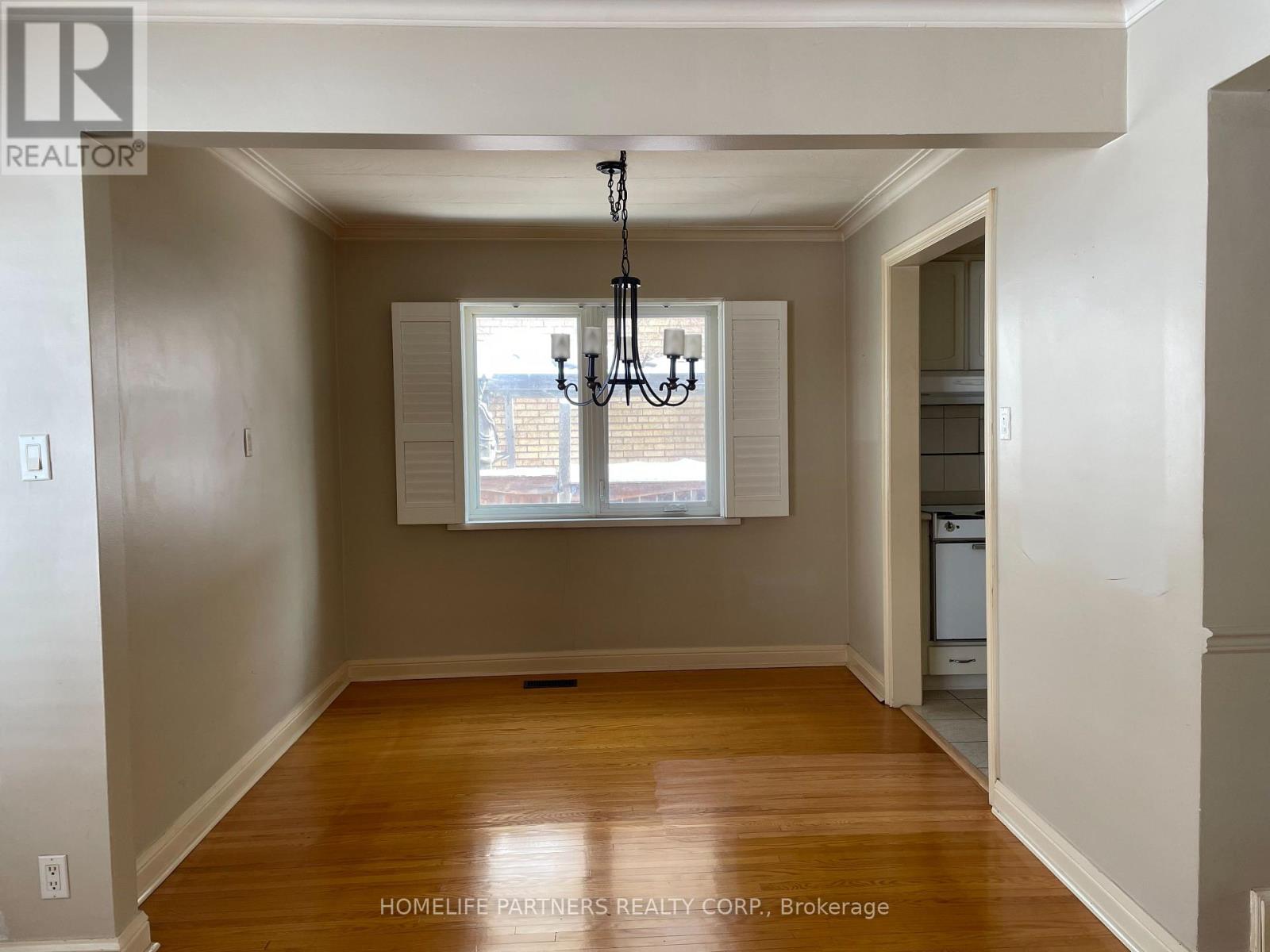 3 Ridge Point Crescent, Toronto, Ontario  M6M 2Z7 - Photo 5 - W12824760