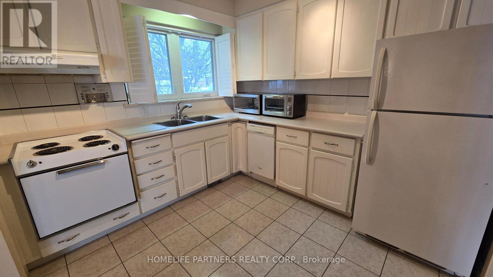 3 Ridge Point Crescent, Toronto, Ontario  M6M 2Z7 - Photo 7 - W12824760