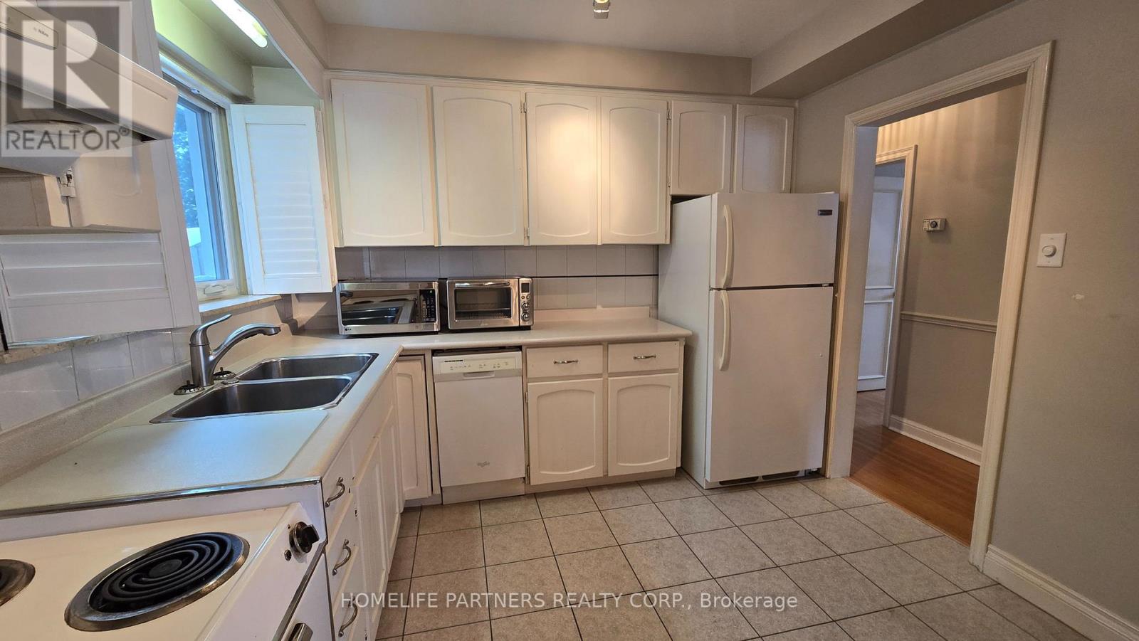 3 Ridge Point Crescent, Toronto, Ontario  M6M 2Z7 - Photo 8 - W12824760