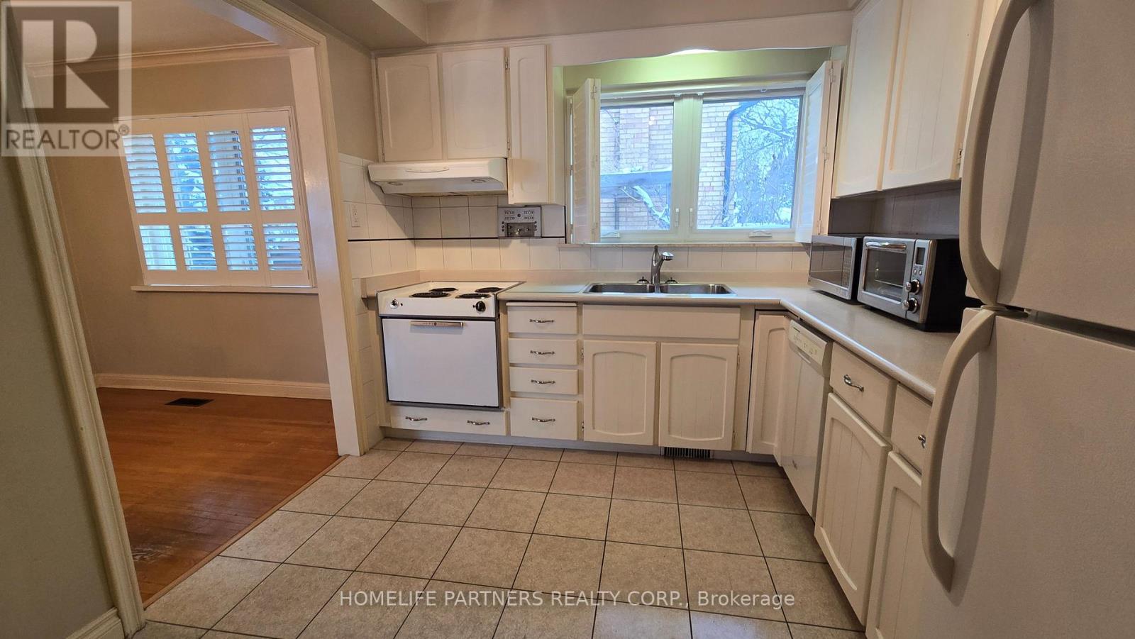 3 Ridge Point Crescent, Toronto, Ontario  M6M 2Z7 - Photo 9 - W12824760