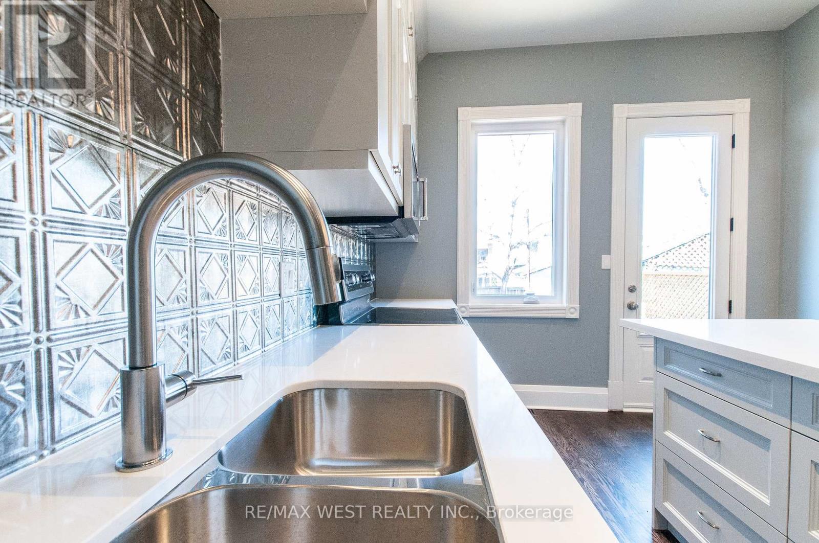 Upper - 36 Kennedy Avenue, Toronto, Ontario  M6S 2X5 - Photo 10 - W12824800