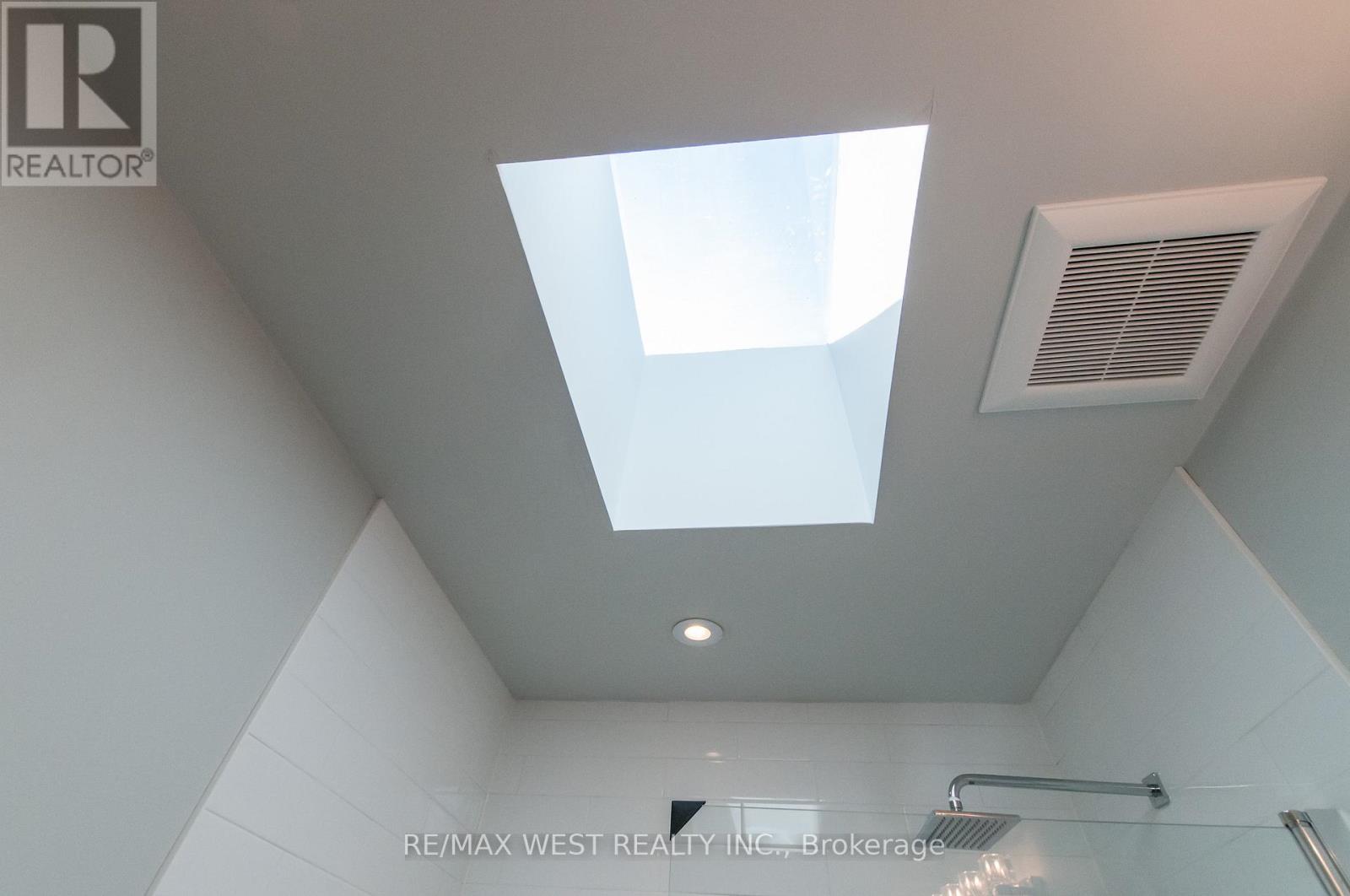 Upper - 36 Kennedy Avenue, Toronto, Ontario  M6S 2X5 - Photo 12 - W12824800