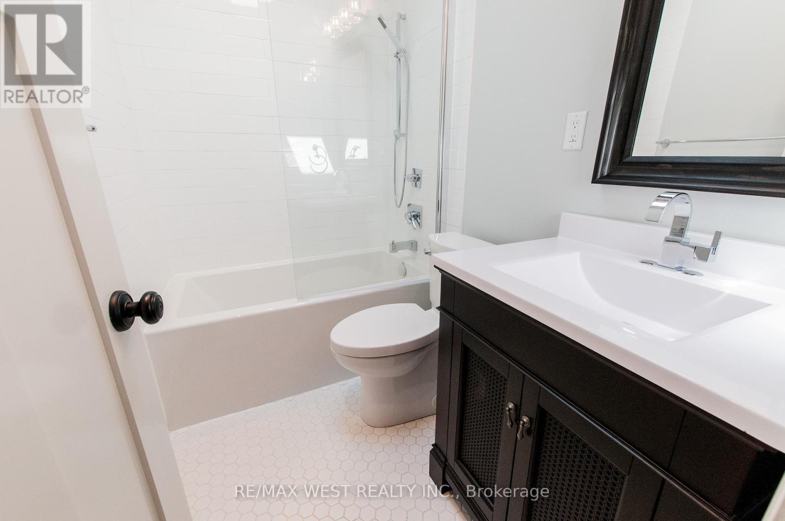 Upper - 36 Kennedy Avenue, Toronto, Ontario  M6S 2X5 - Photo 15 - W12824800