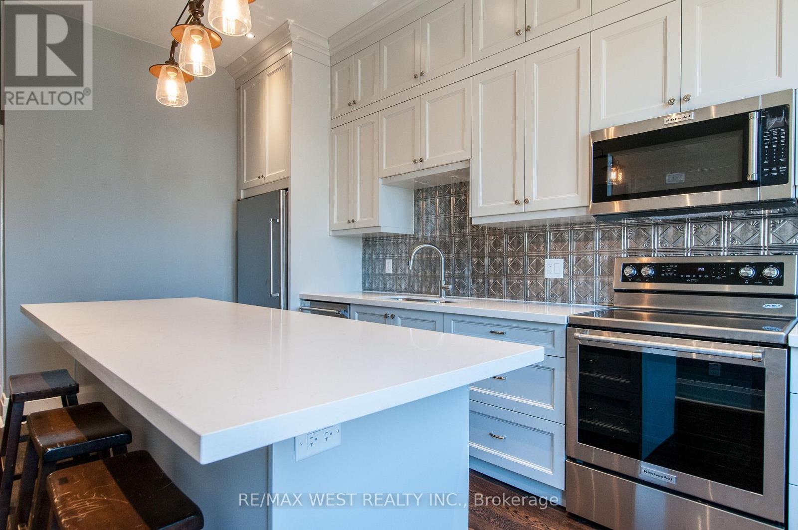 Upper - 36 Kennedy Avenue, Toronto, Ontario  M6S 2X5 - Photo 9 - W12824800