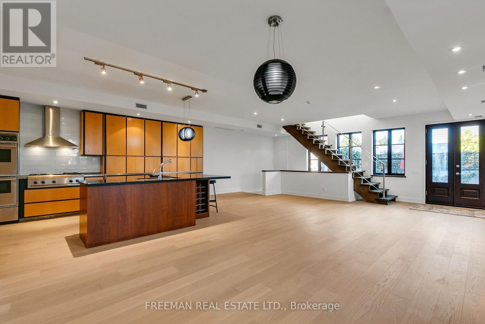 Upper - 967 Ossington Avenue, Toronto, Ontario  M6G 3V5 - Photo 1 - W12824816