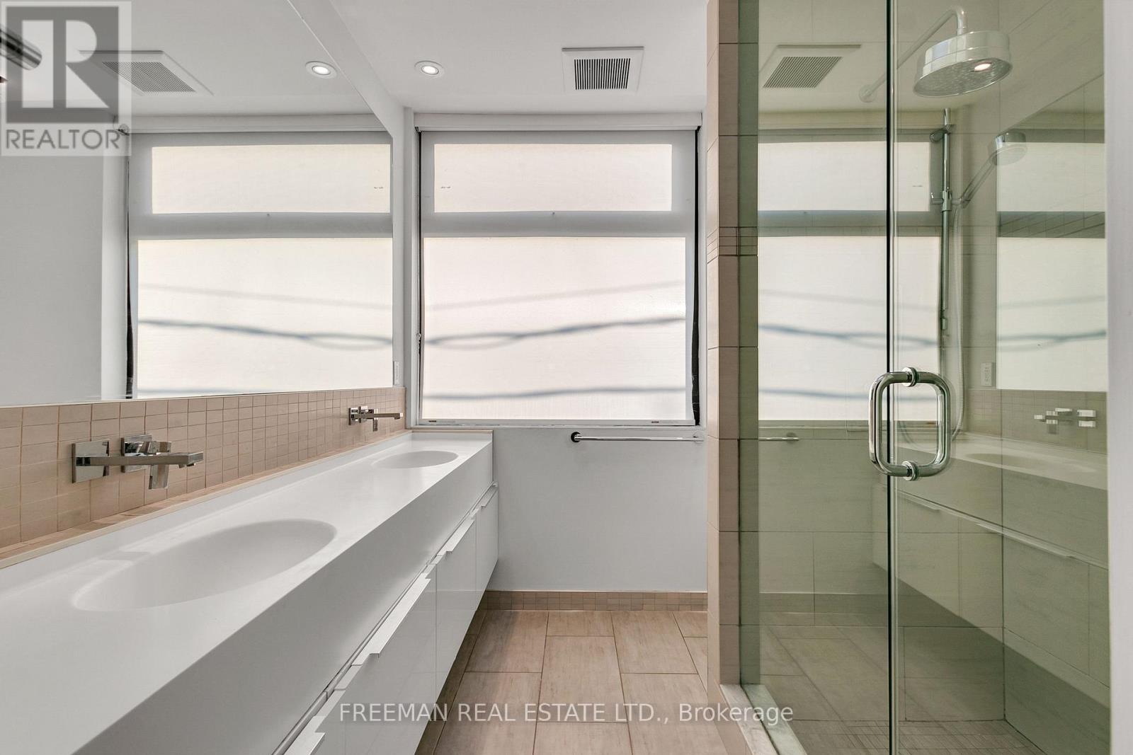 Upper - 967 Ossington Avenue, Toronto, Ontario  M6G 3V5 - Photo 19 - W12824816