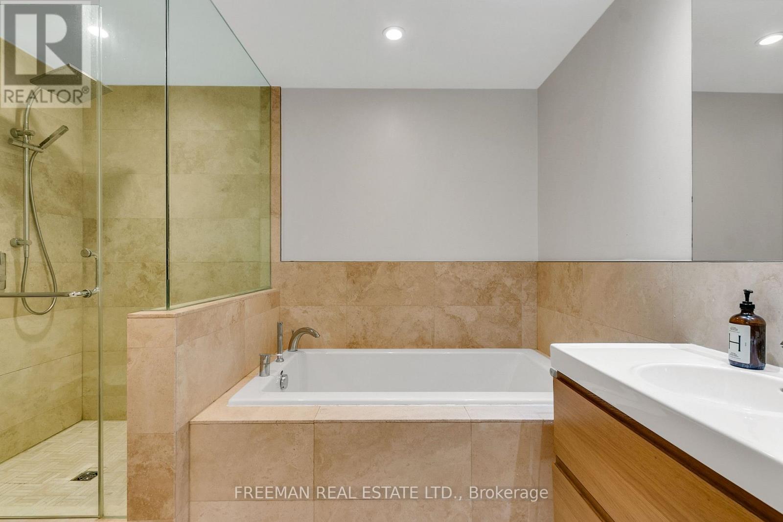 Upper - 967 Ossington Avenue, Toronto, Ontario  M6G 3V5 - Photo 29 - W12824816