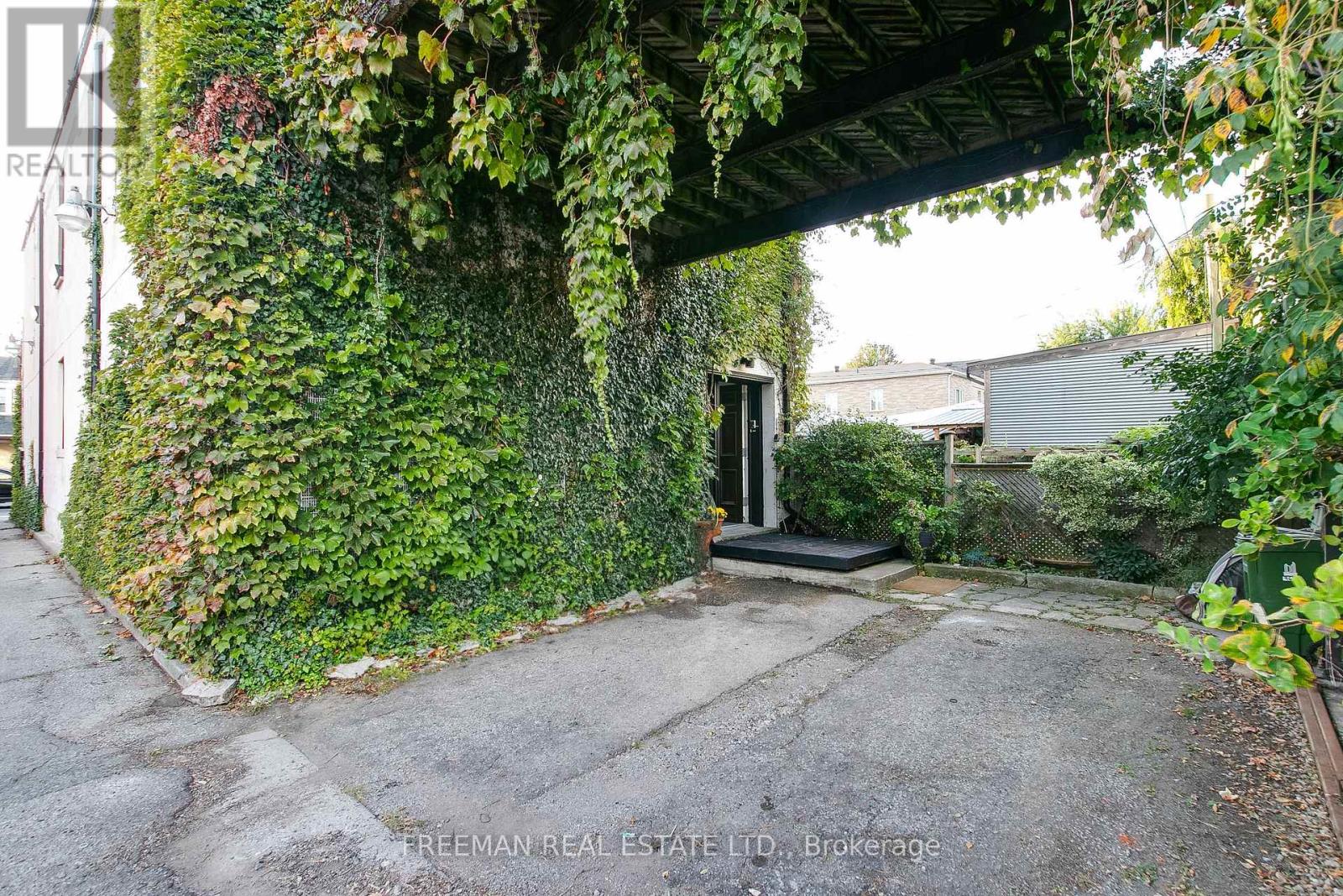 Upper - 967 Ossington Avenue, Toronto, Ontario  M6G 3V5 - Photo 37 - W12824816