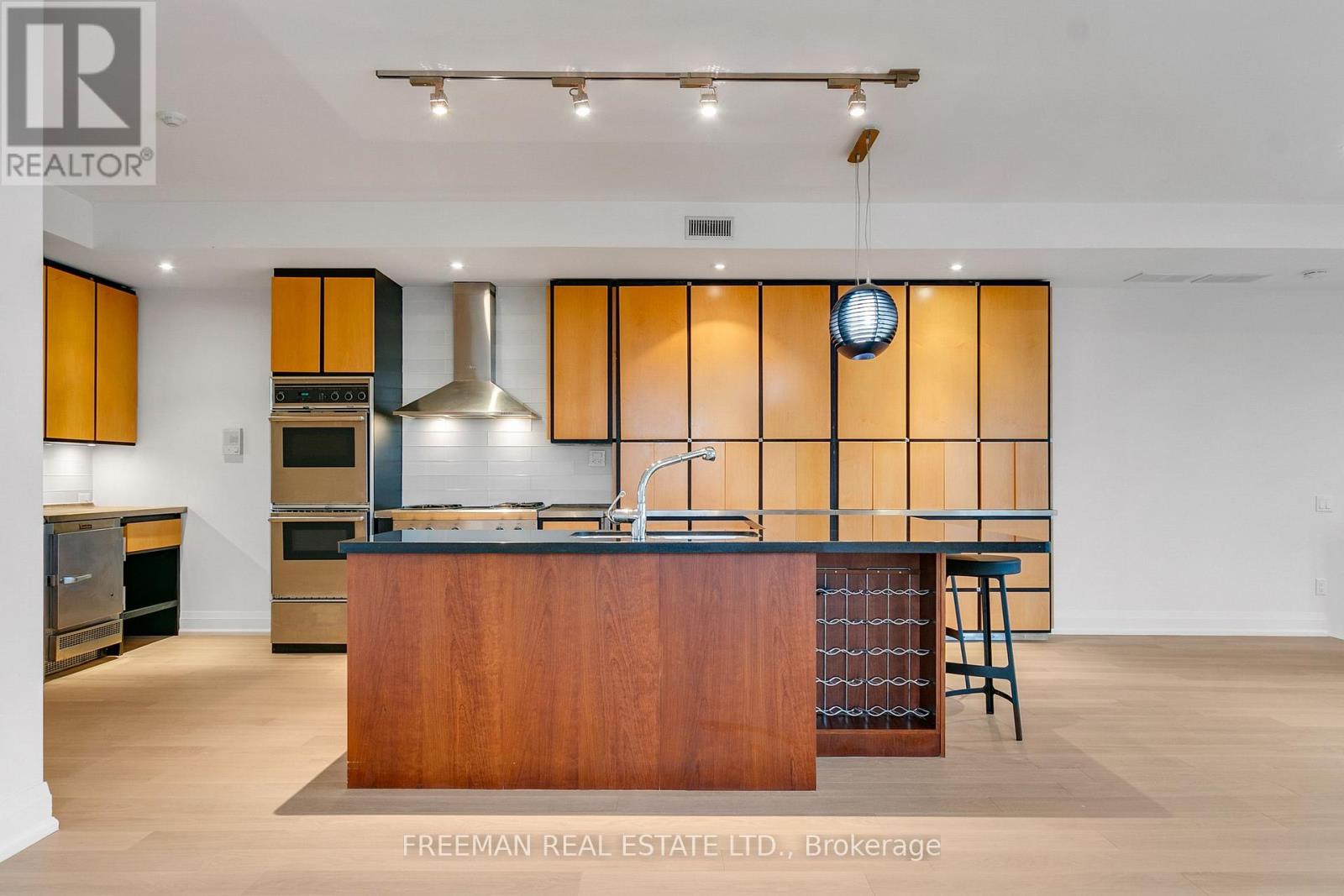 Upper - 967 Ossington Avenue, Toronto, Ontario  M6G 3V5 - Photo 5 - W12824816