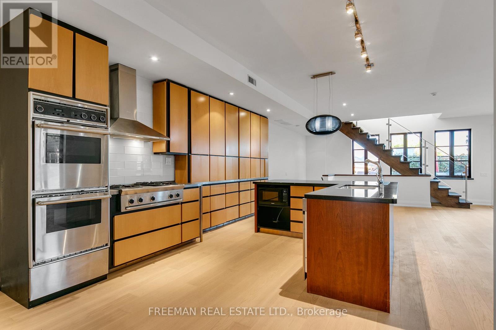 Upper - 967 Ossington Avenue, Toronto, Ontario  M6G 3V5 - Photo 6 - W12824816