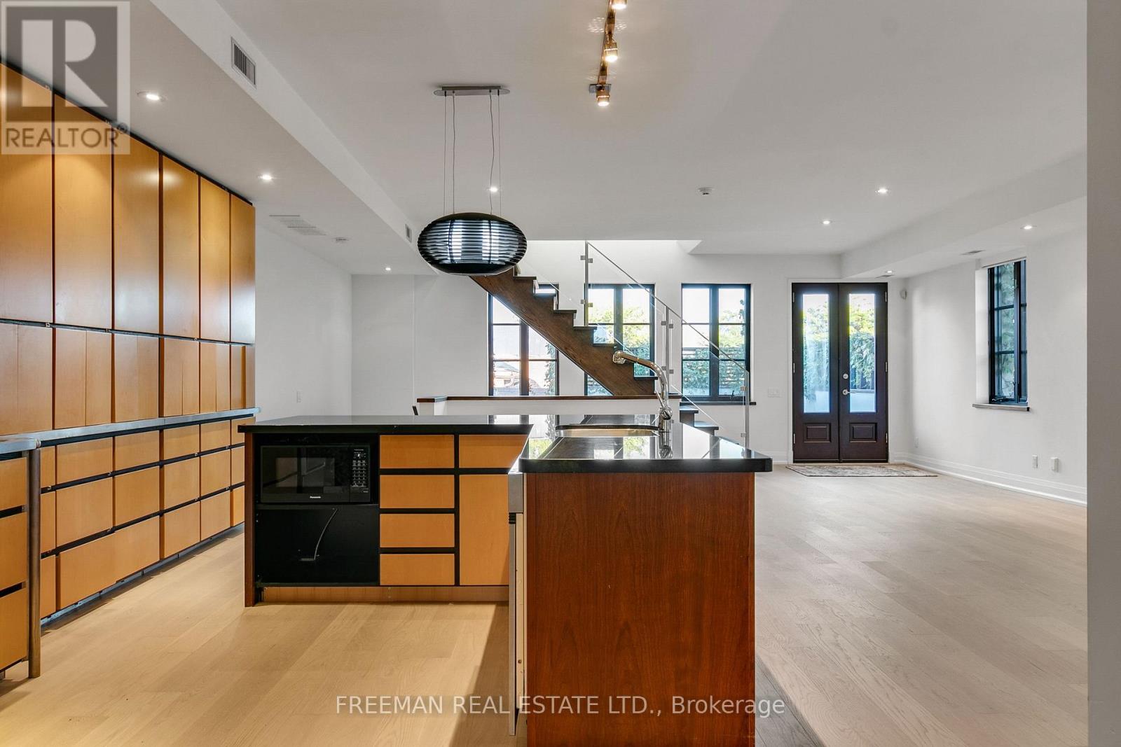 Upper - 967 Ossington Avenue, Toronto, Ontario  M6G 3V5 - Photo 7 - W12824816