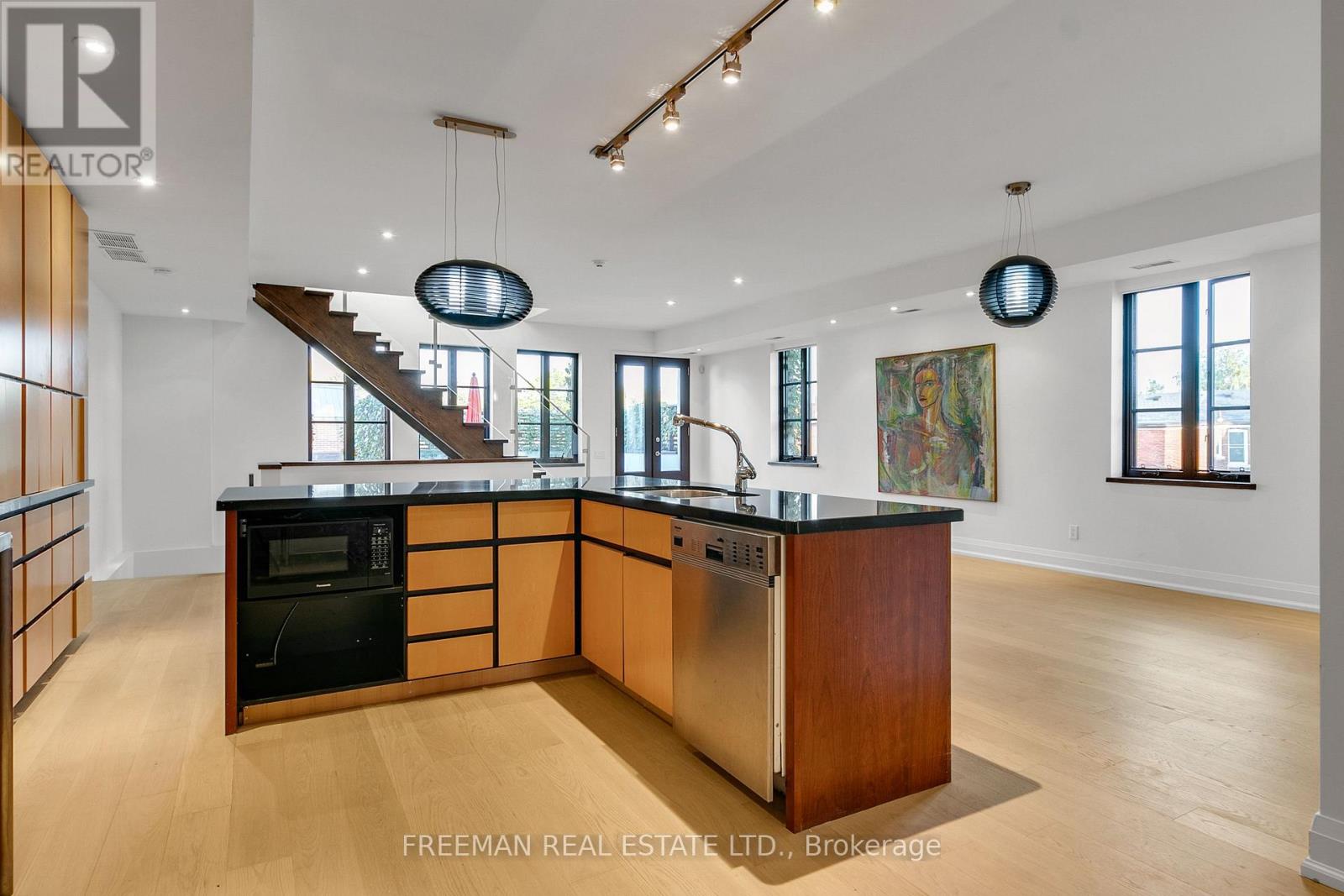 Upper - 967 Ossington Avenue, Toronto, Ontario  M6G 3V5 - Photo 8 - W12824816