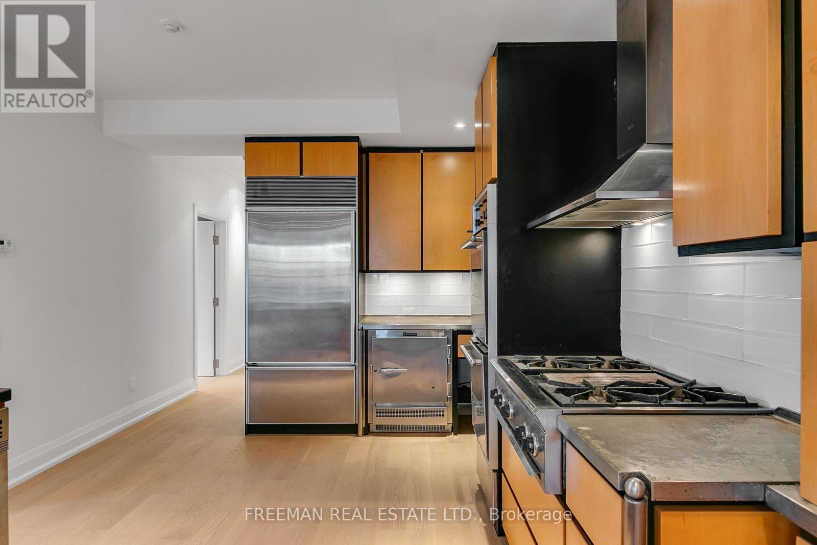 Upper - 967 Ossington Avenue, Toronto, Ontario  M6G 3V5 - Photo 9 - W12824816