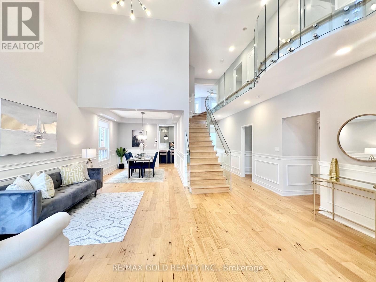 2293 Woodcrest Drive, Oakville, Ontario  L6M 4C5 - Photo 4 - W12824822