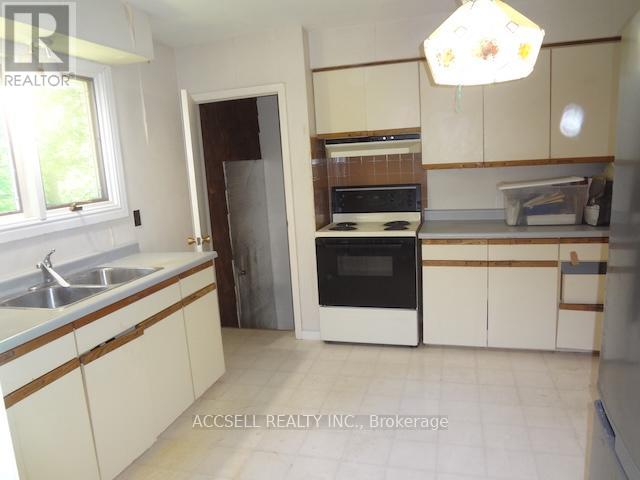 54 Sylvan Drive, North Dumfries, Ontario  N1R 5S5 - Photo 3 - X12824834