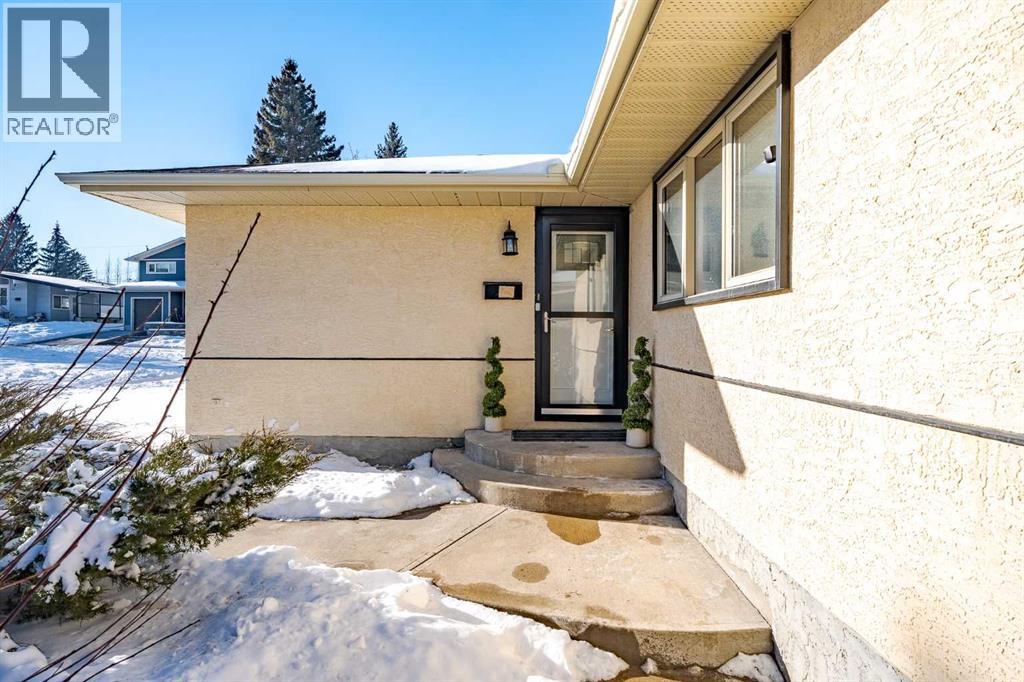 94 Brantford Crescent Nw, Calgary, Alberta  T2L 1N8 - Photo 2 - A2288265