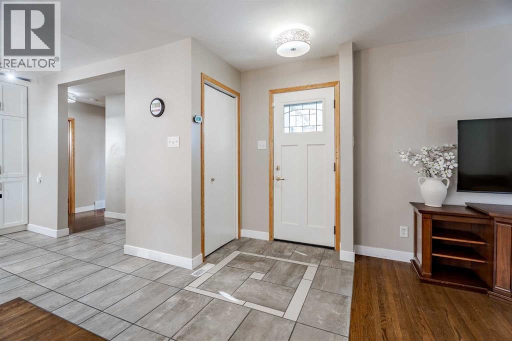 94 Brantford Crescent Nw, Calgary, Alberta  T2L 1N8 - Photo 3 - A2288265