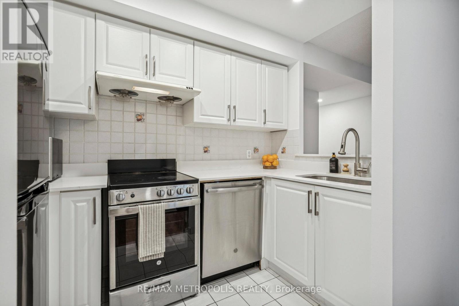 1911 - 8 Lee Centre Drive, Toronto, Ontario  M1H 3H8 - Photo 16 - E12824930