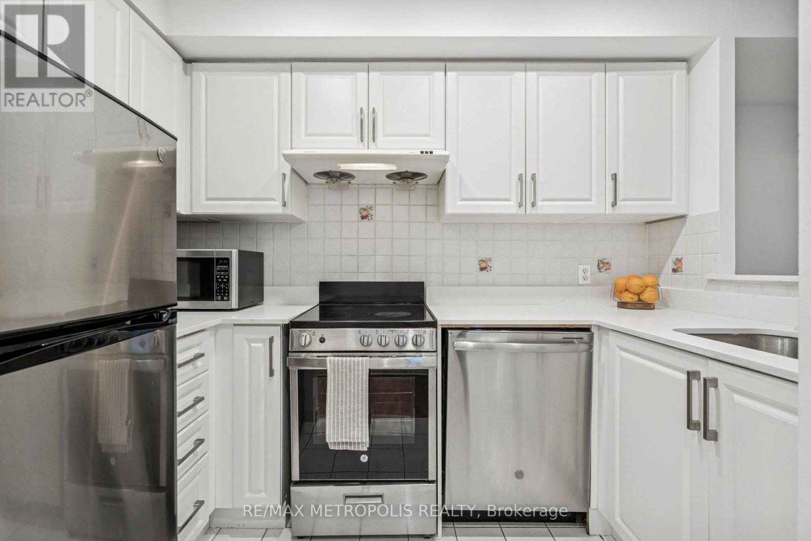 1911 - 8 Lee Centre Drive, Toronto, Ontario  M1H 3H8 - Photo 17 - E12824930