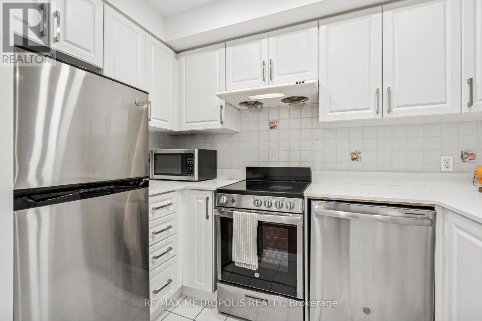 1911 - 8 Lee Centre Drive, Toronto, Ontario  M1H 3H8 - Photo 18 - E12824930