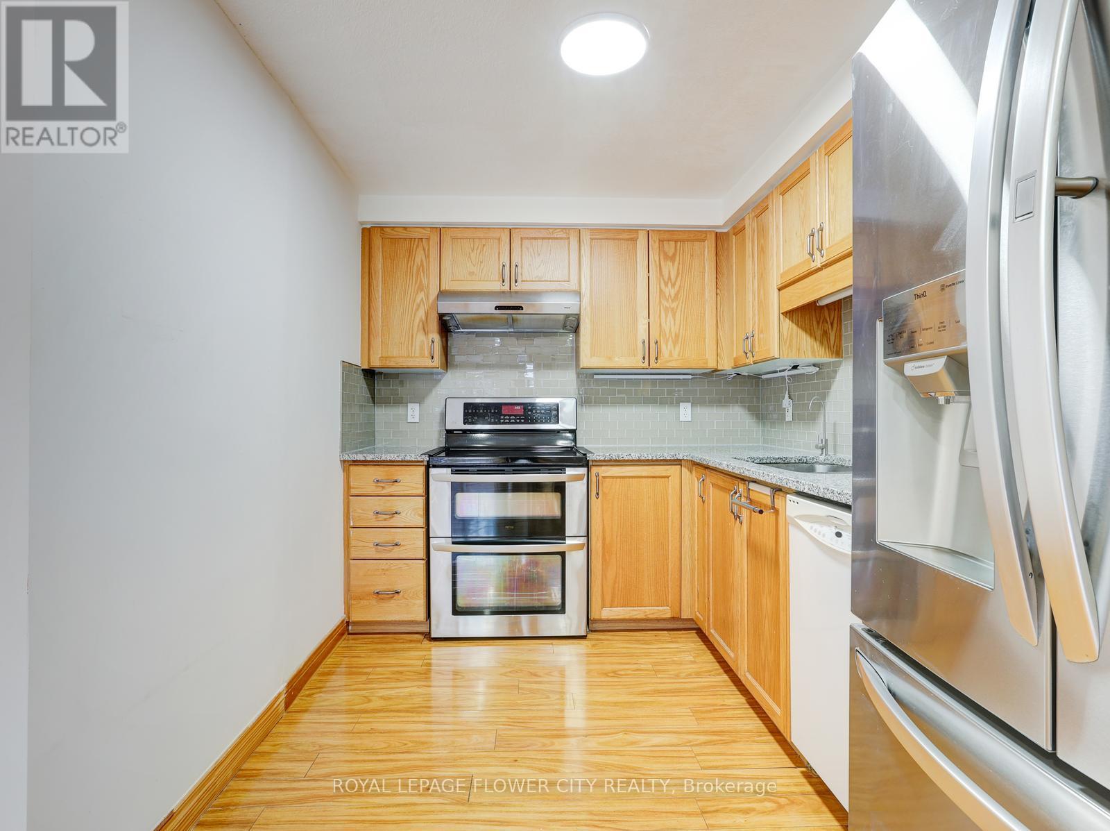 132 Donnenwerth Drive, Kitchener, Ontario  N2E 4C8 - Photo 14 - X12824908