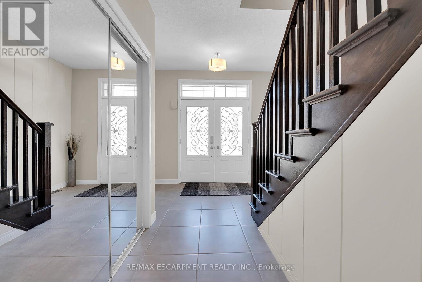 8 Chartwell Circle, Hamilton, Ontario  L9A 0B6 - Photo 18 - X12824914