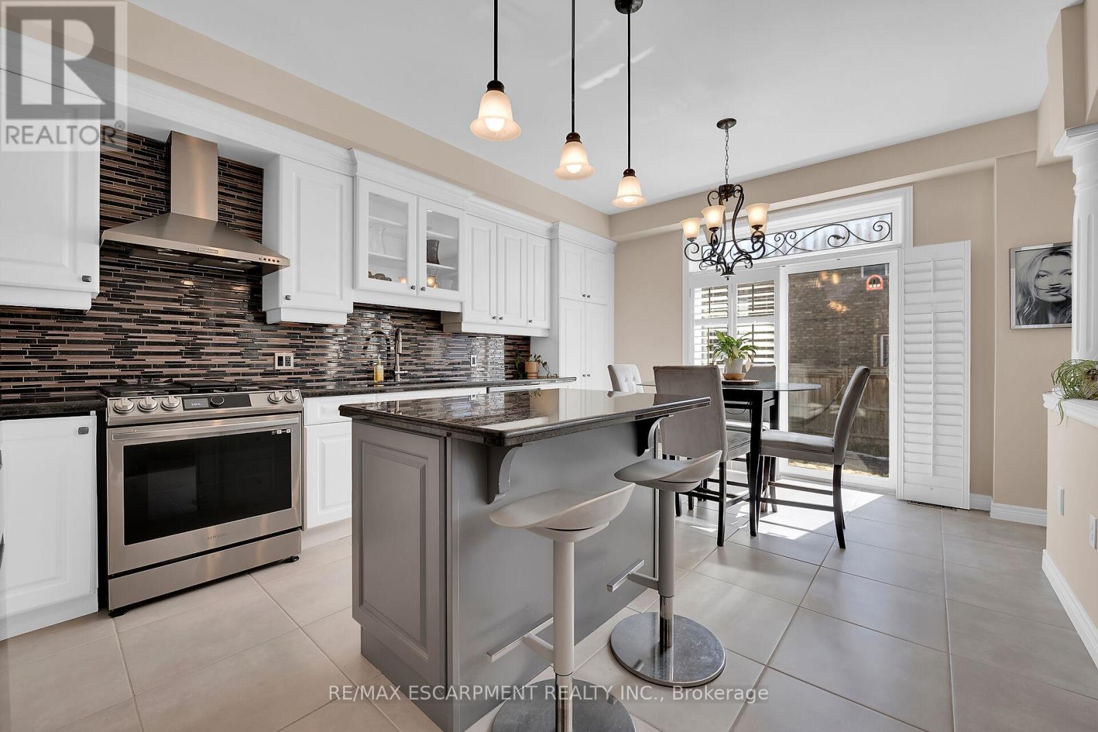 8 Chartwell Circle, Hamilton, Ontario  L9A 0B6 - Photo 3 - X12824914