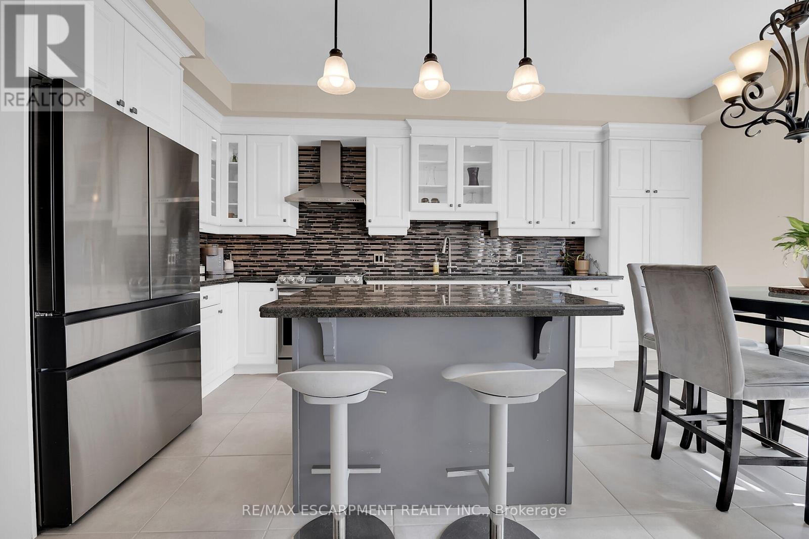 8 Chartwell Circle, Hamilton, Ontario  L9A 0B6 - Photo 4 - X12824914