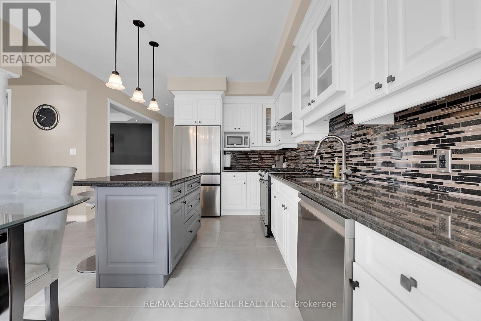 8 Chartwell Circle, Hamilton, Ontario  L9A 0B6 - Photo 5 - X12824914