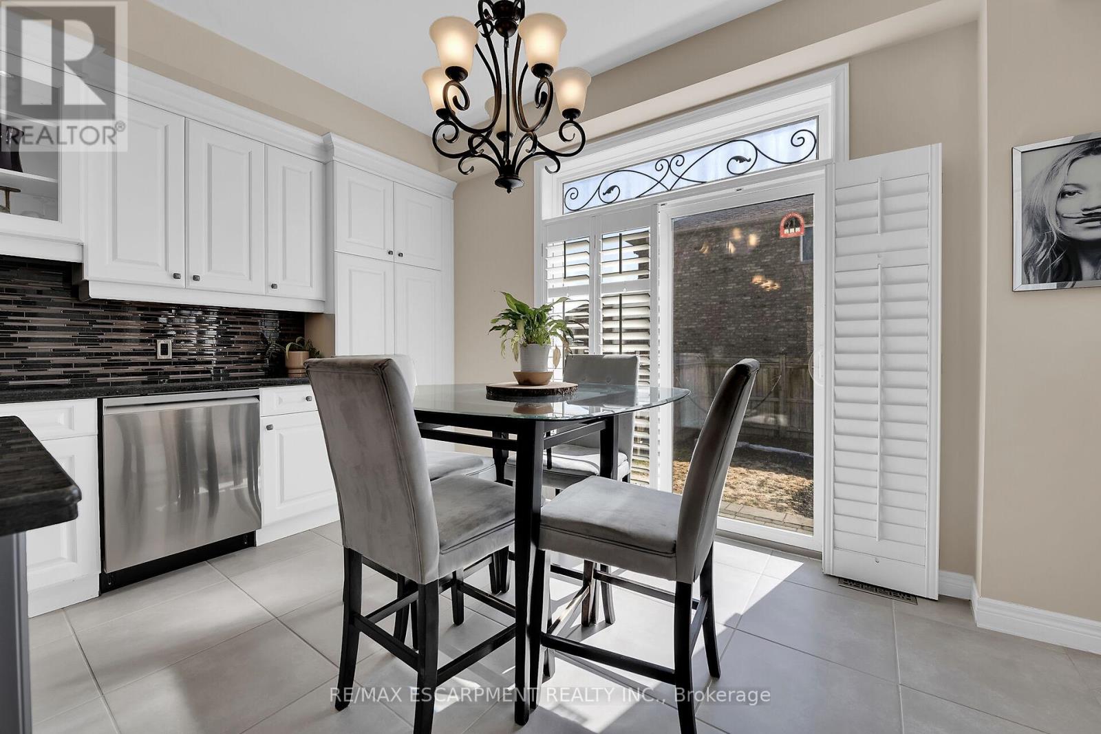 8 Chartwell Circle, Hamilton, Ontario  L9A 0B6 - Photo 6 - X12824914