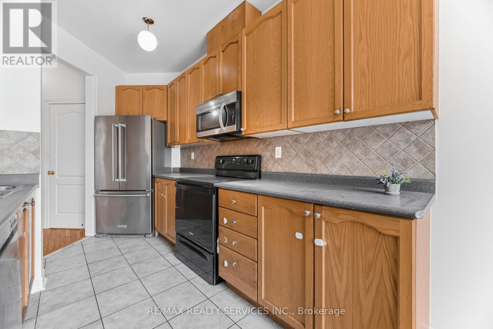 4 Rocky Point Crescent, Brampton, Ontario  L6V 4S8 - Photo 17 - W12805948