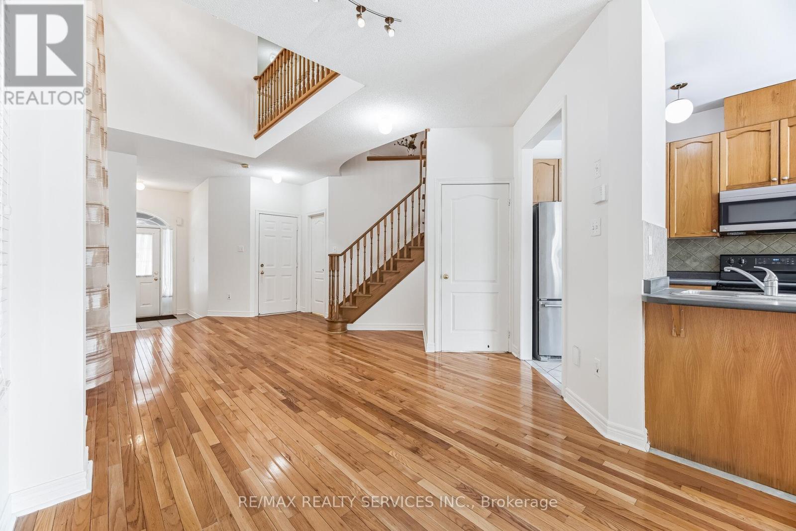 4 Rocky Point Crescent, Brampton, Ontario  L6V 4S8 - Photo 9 - W12805948