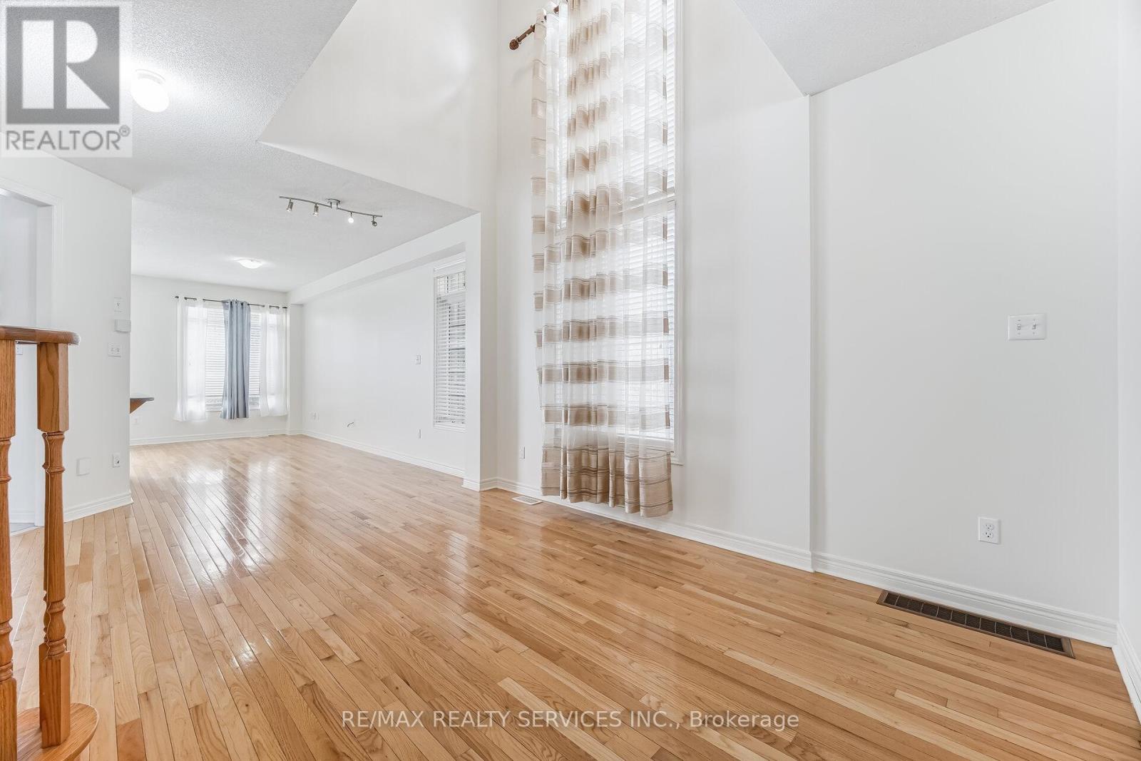 4 Rocky Point Crescent, Brampton, Ontario  L6V 4S8 - Photo 5 - W12805948