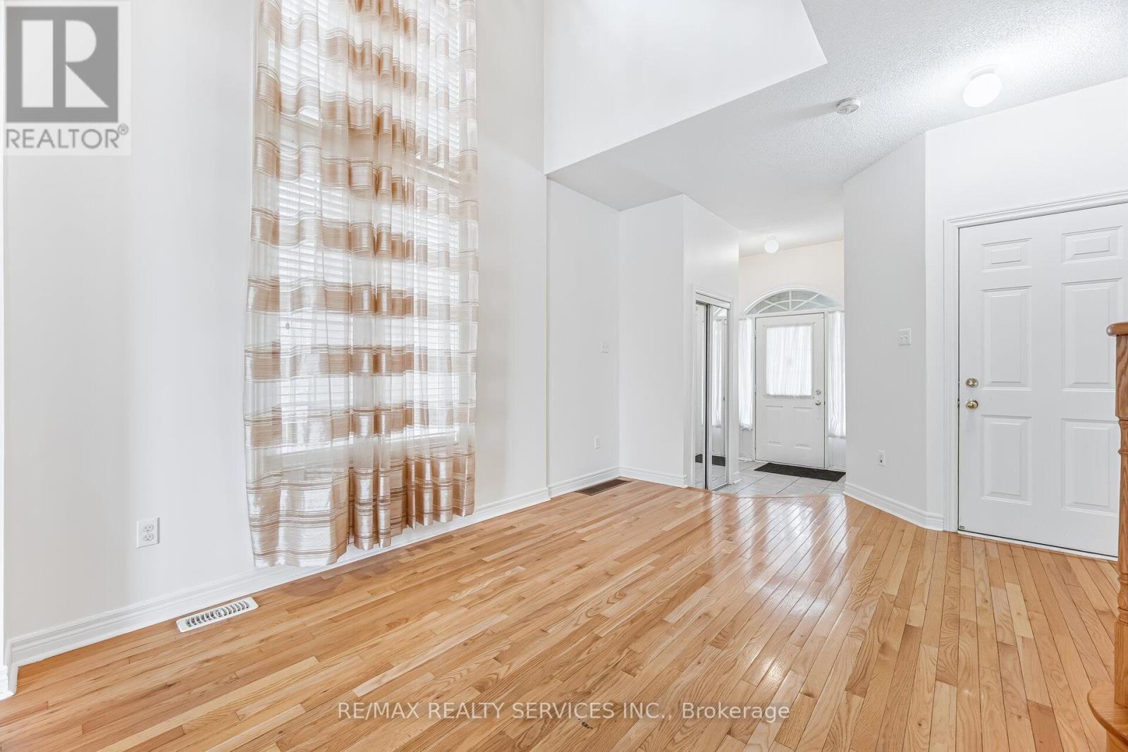 4 Rocky Point Crescent, Brampton, Ontario  L6V 4S8 - Photo 2 - W12805948