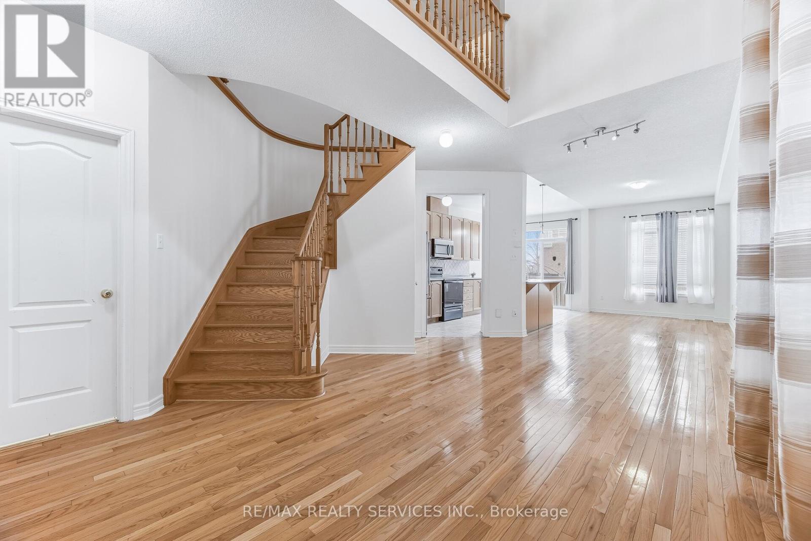 4 Rocky Point Crescent, Brampton, Ontario  L6V 4S8 - Photo 6 - W12805948