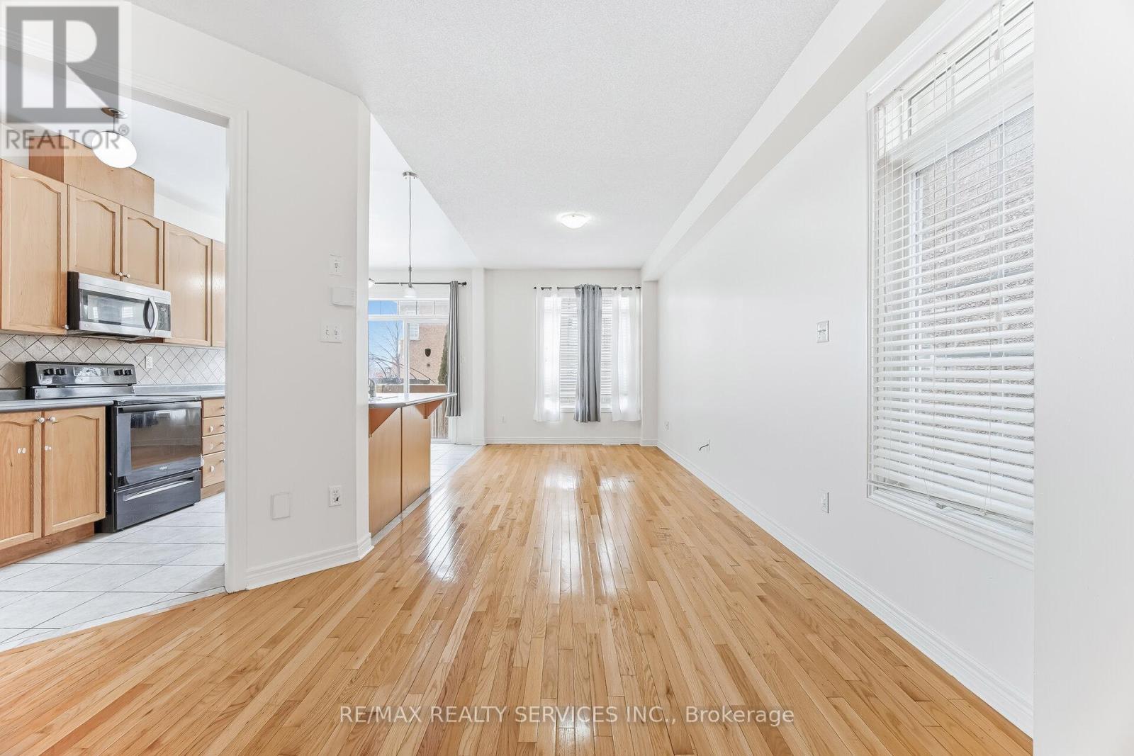 4 Rocky Point Crescent, Brampton, Ontario  L6V 4S8 - Photo 7 - W12805948