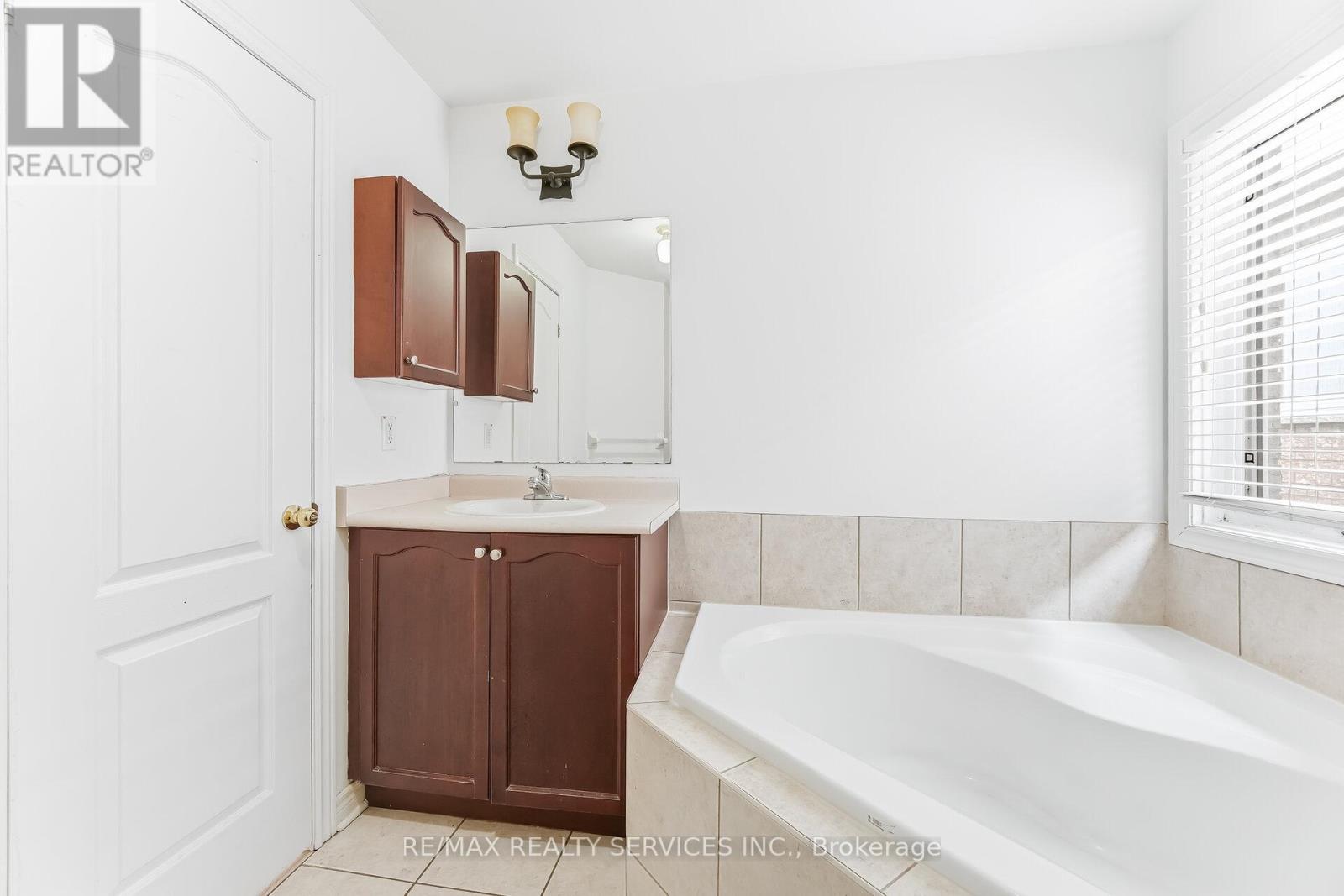 4 Rocky Point Crescent, Brampton, Ontario  L6V 4S8 - Photo 29 - W12805948