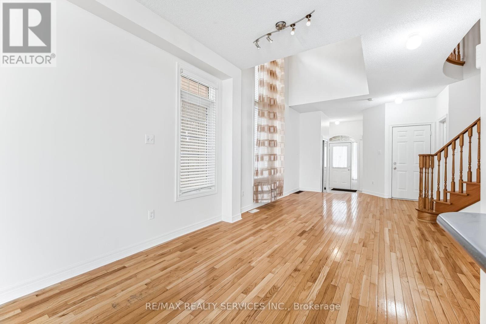 4 Rocky Point Crescent, Brampton, Ontario  L6V 4S8 - Photo 8 - W12805948