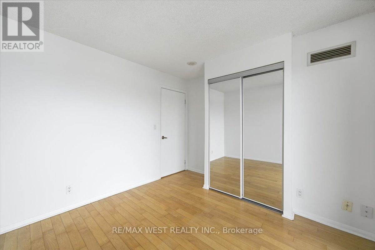 1716 - 185 Legion Road N, Toronto, Ontario  M8Y 0A1 - Photo 11 - W12825016