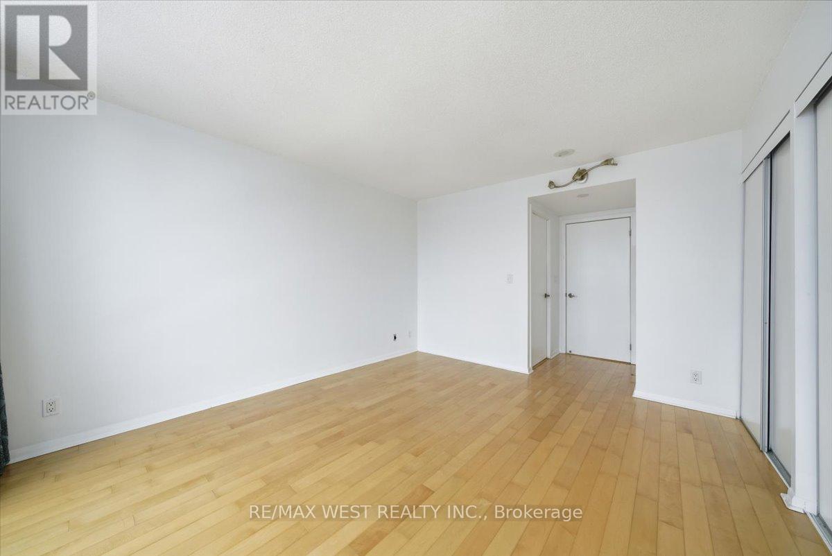 1716 - 185 Legion Road N, Toronto, Ontario  M8Y 0A1 - Photo 8 - W12825016