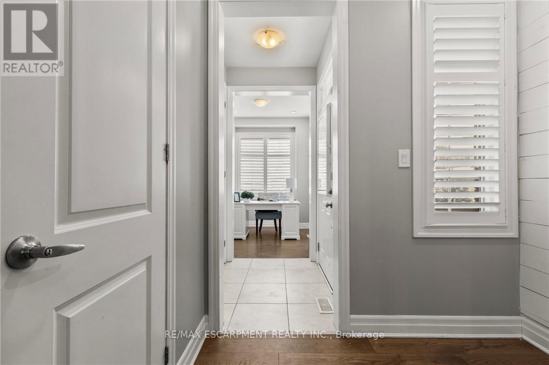 136 Hatt Court, Milton, Ontario  L9E 1G7 - Photo 8 - W12825022