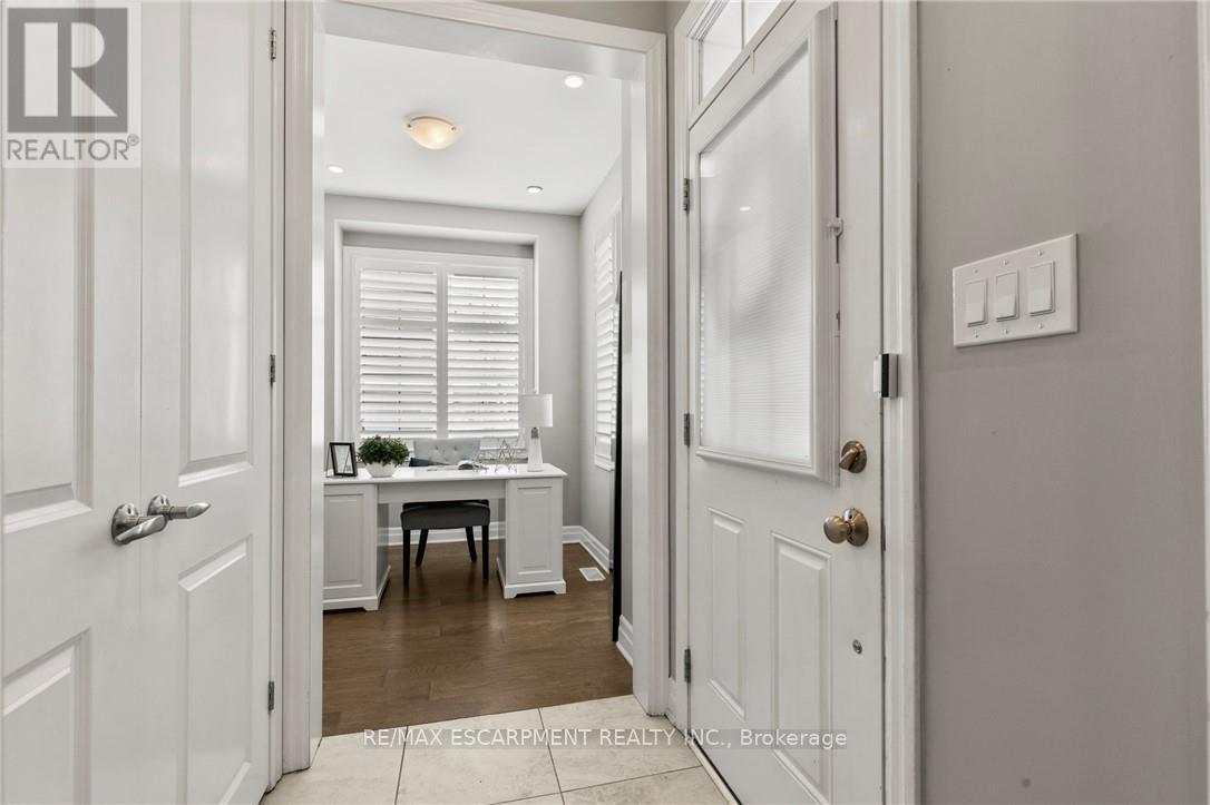 136 Hatt Court, Milton, Ontario  L9E 1G7 - Photo 9 - W12825022