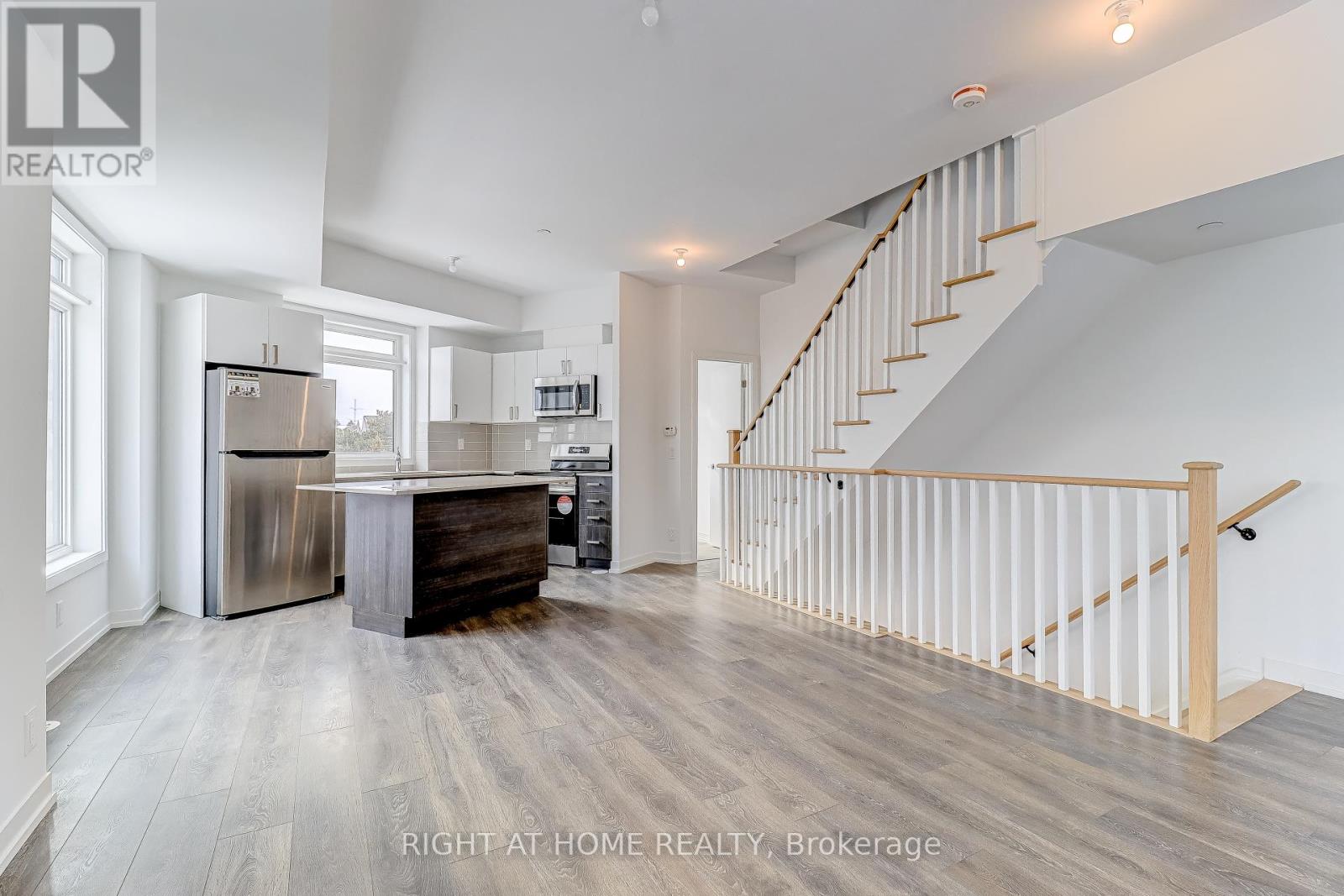 1 Case Ootes Drive, Toronto (Victoria Village), Ontario  M4A 0A9 - Photo 2 - C12790948