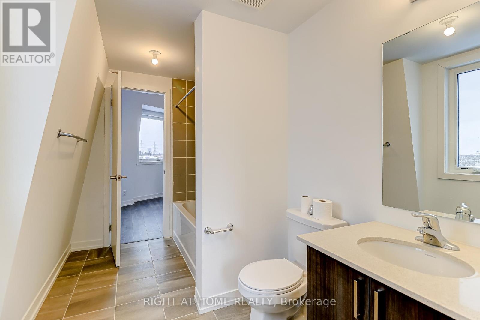 1 Case Ootes Drive, Toronto (Victoria Village), Ontario  M4A 0A9 - Photo 8 - C12790948