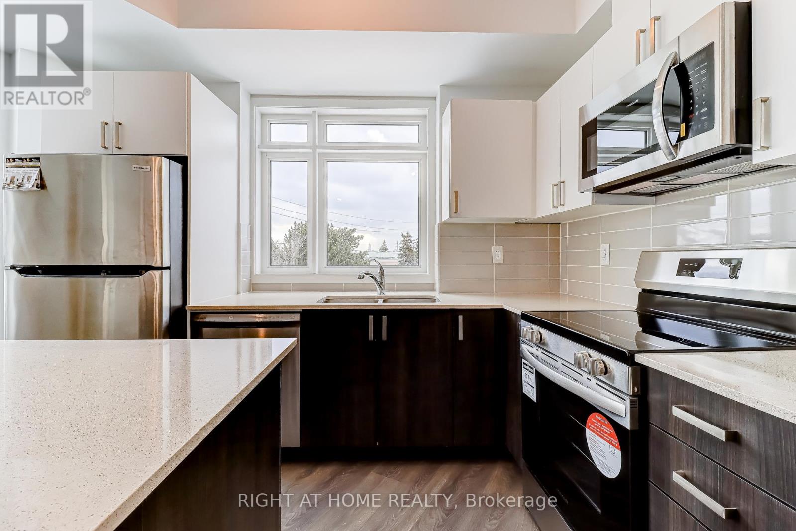 1 Case Ootes Drive, Toronto (Victoria Village), Ontario  M4A 0A9 - Photo 4 - C12790948