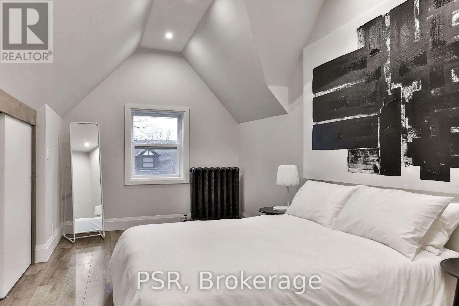 Upper - 264 Dovercourt Road, Toronto, Ontario  M6J 3E1 - Photo 3 - C12815908