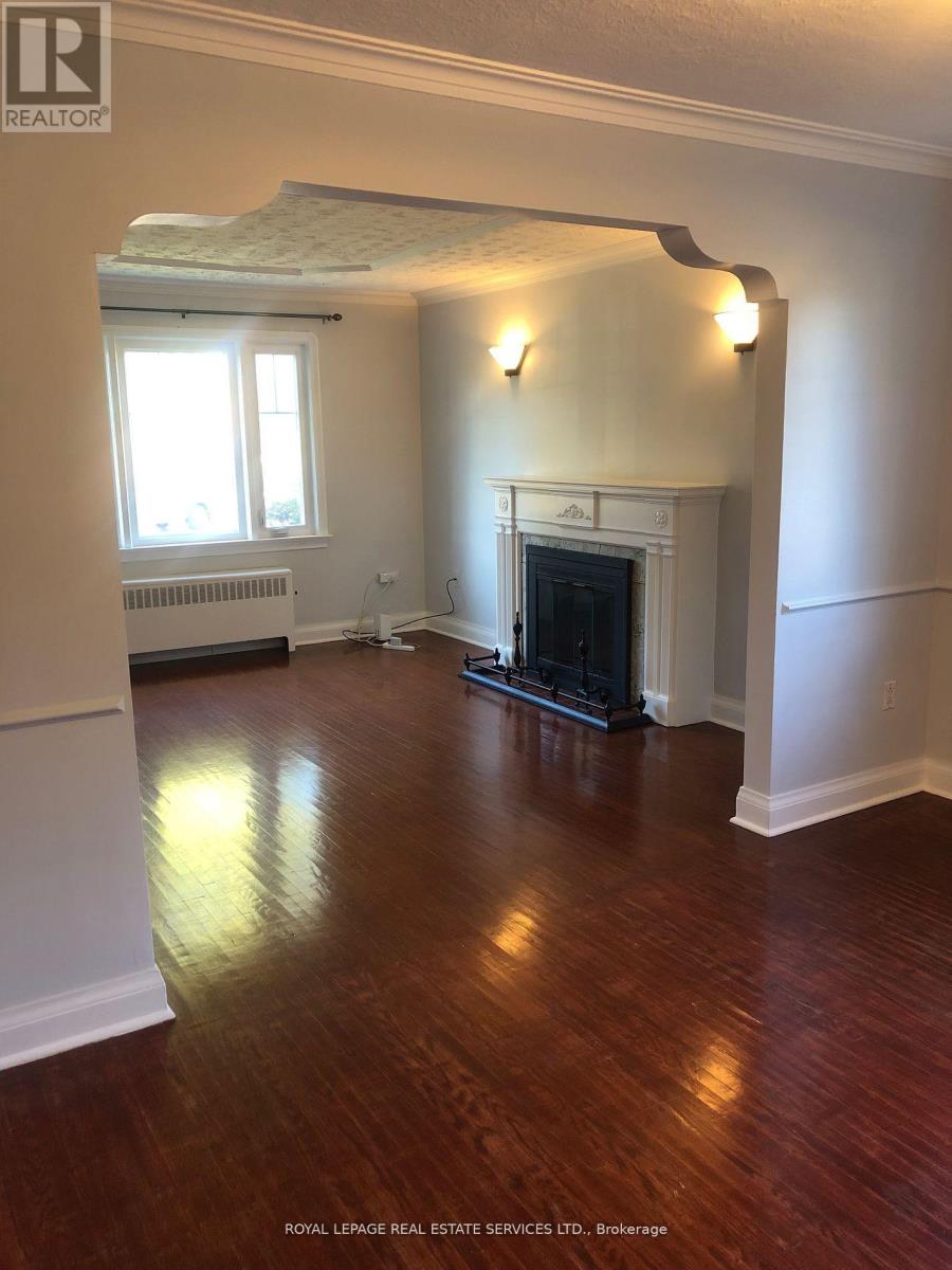 Main Fl - 1 Ash Crescent, Toronto, Ontario  M8W 1E2 - Photo 4 - W12818598